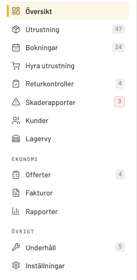 RentelFlows navigering: Översikt, Utrustning, Bokningar, Hyra utrustning, Returkontroller, Skaderapporter, Kunder, Lagervy, Offerter, Fakturor, Rapporter, Underhåll och Inställningar.